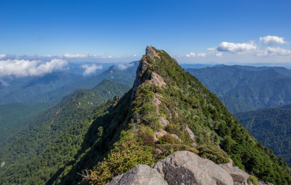 Knife-edge ridge traverse from Misen to Tengudake