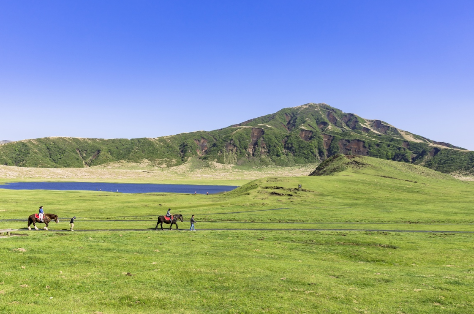 Eboshidake peak overlooking the Kusasenri pastures